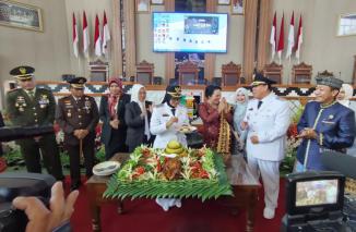 Foto Paripurna HUT Ke-26 Lampung Timur: Bupati Ela Ajak Semua Elemen Bersatu Bangun Daerah Agar Maju dan Sejahtera