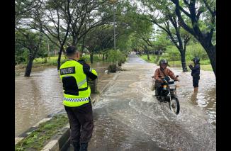 Foto Kapolres Lampung Selatan Tinjau Luapan Air di Kalianda, Himbau Warga Waspada