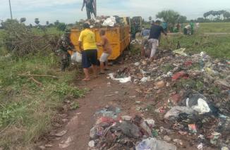 Koramil 1426-03/Galesong Bersama Warga Kerja Bakti Bersihkan Tumpukan Sampah Dan Selokan