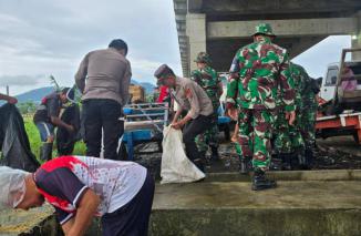 Sinergi TNI-Polri dan Pemerintah Kecamatan Tuminting Bersihkan Pantai Sindulang Satu