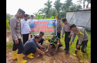 kegiatan Program penanaman Pohon personil Polsek Mandau