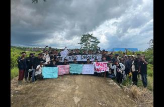 Masyarakat Sadu Demo Kantor Camat Protes Jalan Rusak, Camat Faisyal: 8 Kades Tak Pernah Berkoordinasi dengan Saya