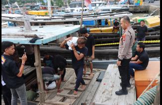 Foto Kapolres Bangka Barat Pantau Langsung Pemindahan 5 Ton Pasir Timah dari Pelabuhan Limbung ke Mako Sat Polairud