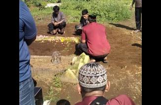 Foto Duka di Hari Penuh Berkah, Ibunda Pimpinan Redaksi Patrolinews.co.id Berpulang ke Rahmatullah