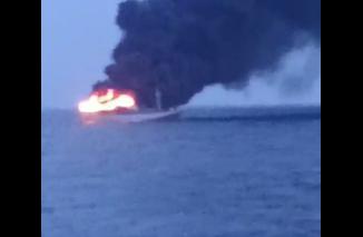 Foto KM Titipan Ilahi Terbakar di Perairan Sapeken, Seluruh Kru Selamat