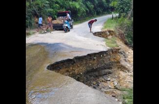 Foto Jalan Longsor di Nagari Koto Lamo, Kapur IX: Akses Warga Terputus, Ekonomi Terdampak