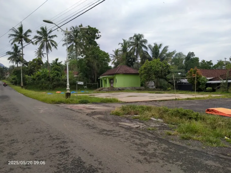 Proyek Lapangan Voli Desa Srikandang Diduga Mangkrak, Warga Pertanyakan Pengawasan dan Transparansi Dana Desa