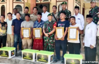Foto Dandim 0827/Sumenep Serahkan Tali Asih Pangdam V/Brawijaya kepada Nelayan Penemu Sabu di Masalembu