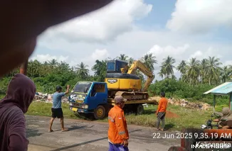 Foto DLH Sumenep Gelar Baksos Bersihkan Sampah di Jalan Poros Pelabuhan Batu Guluk