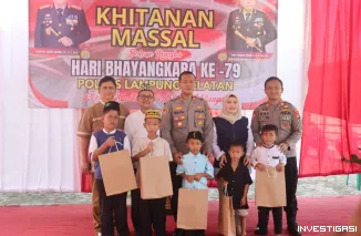 Foto Khitanan Massal Warnai Hari Bhayangkara ke-79 di KSKP Bakauheni, 100 Anak Ikut Serta