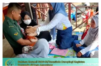 Foto Babinsa Koramil 1406-02/Tanasitolo Dampingi Kegiatan Posyandu di Desa Assorajang