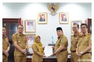 Foto Wakil Bupati Lampung Timur Serahkan SK PLT Kabag Kesra