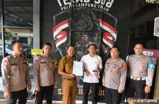 Foto Dukung Keamanan, Kepala Desa Bumi Tinggi Serahkan Senpi Rakitan ke Polsek Bumi Agung