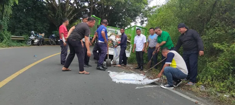 Dishub dan DLH Boalemo Gelar Aksi Bersih-Bersih Jalan Poros Lama Hugayo Naa