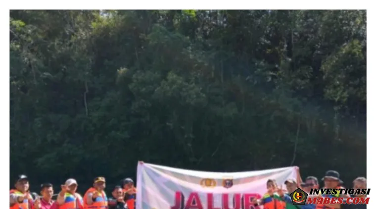 Gunakan &quot;Piau&quot; Kapolsek Kampar Kiri Susuri Sungai untuk Bakti Sosial di Daerah Terpencil