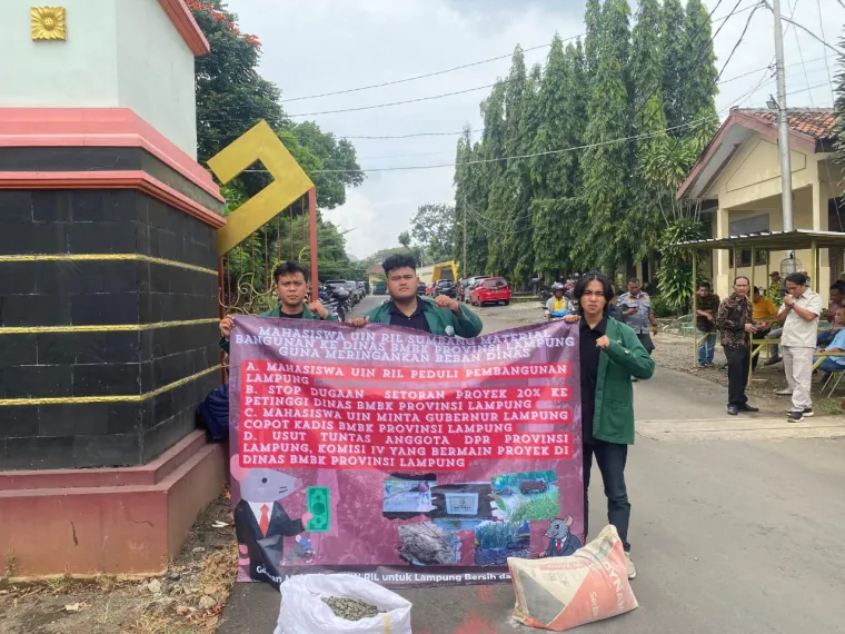 Mahasiswa UIN Gelar Aksi Damai&quot;Donasi Material Bangunan ke Dinas BMBK Provinsi Lampung