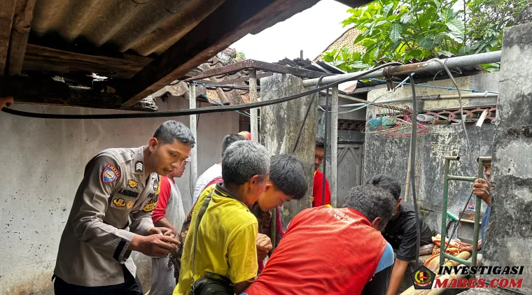 Polisi Bantu Evakuasi Ibu Rumah Tangga yang Tercebur Sumur di Nguntoronadi