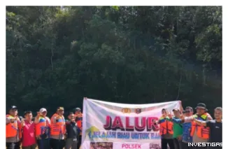 Gunakan "Piau" Kapolsek Kampar Kiri Susuri Sungai untuk Bakti Sosial di Daerah Terpencil