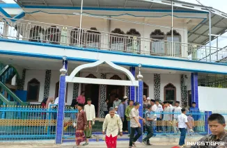 Foto Jumat Barokah Masjid Jami Muara Danau, Bagikan Snack dan Kue Kepada Jamaah