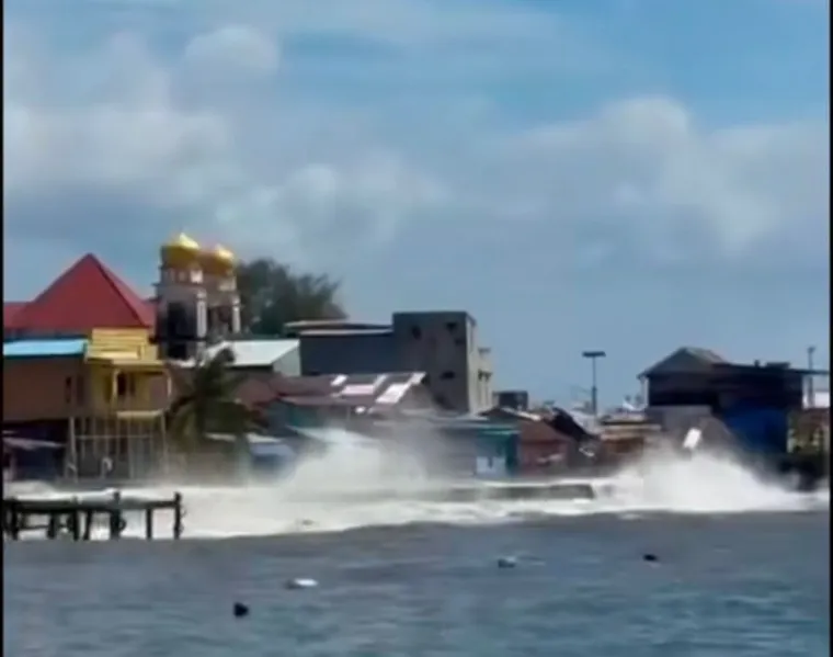 Cuaca Ekstrem Melanda Ternate, Ombak dan Angin Kencang Terjang Wilayah Pesisir