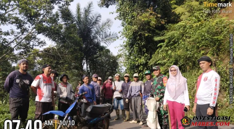 Kelurahan Tugu Sari Gelar Kegiatan Jum'at Bersih Bersama Koramil 422-06/Sumber Jaya dan Warga