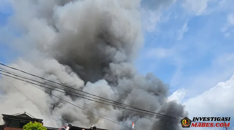 Personel Polri dan TNI Bahu Membahu Padamkan Api di Kompleks Kodam Lama Jayapura