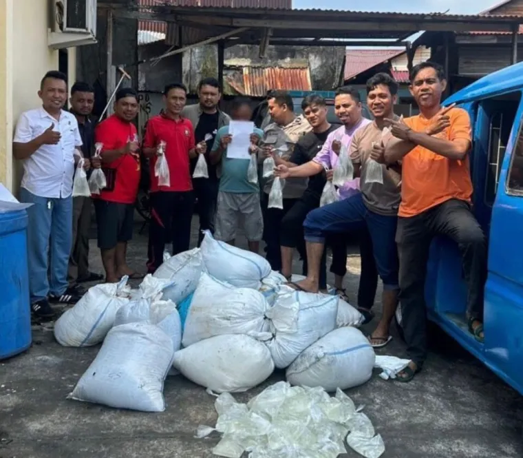 Sopir Angkutan Umum di Ternate Diamankan Polisi Usai Kedapatan Bawa 1.200 Kantong Miras Ilegal
