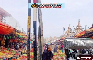 Becak Tua dengan Pengayuh Di Usia Senja Tetap bertahan di tengah Kota Foto Becak Tua dengan Pengayuh Di Usia Senja Tetap bertahan di tengah Kota