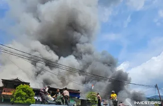 Personel Polri dan TNI Bahu Membahu Padamkan Api di Kompleks Kodam Lama Jayapura