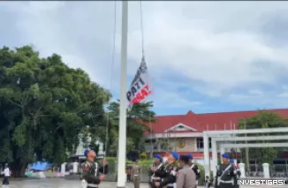 Foto TNI-Polri Turunkan Bendera AMPB yang Gantikan Merah Putih di Simpang Lima Pati