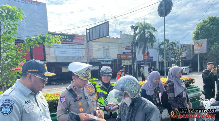 Aksi Humanis Satlantas Pati: Edukasi Keselamatan, Helm Gratis, hingga Bantu Istri Nelayan Korban Ekor Ikan Pari