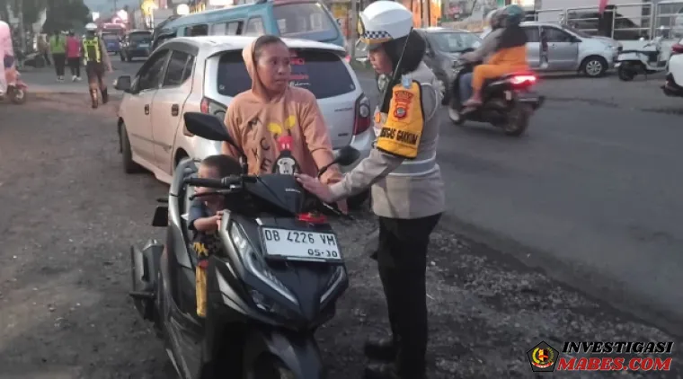 Hari Pertama Operasi Zebra, Sat Lantas Polres Bitung Tunjukkan Wajah Humanis: Pengendara Pelanggar Diberi Helm Secara Simpatik