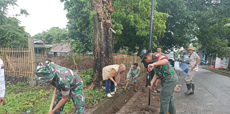 Kerja Bakti Bersama Warga Bersihkan Selokan