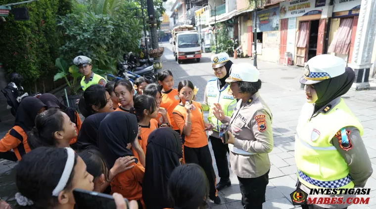 Pengunjung Kawasan Wisata Kota Lama Semarang Diajak Tertib Berlalulintas Petugas Gabungan Operasi Zebra Candi 2025