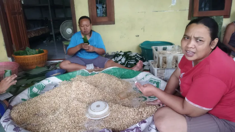 Usaha Tempe Ibu Karyati di Desa Blaru: Tradisi dan Kreativitas