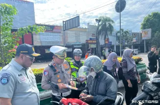 Aksi Humanis Satlantas Pati: Edukasi Keselamatan, Helm Gratis, hingga Bantu Istri Nelayan Korban Ekor Ikan Pari