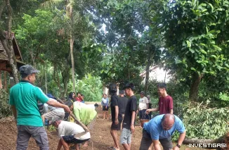 Foto Camat Mlonggo Dan Pemdes Laksanakan Gotong - Royong Bersama Masyarakat Jambu Timur