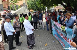 Foto Polres Rembang Amankan Jalannya Aksi Unjuk Rasa FMPLP di DPRD dan Kantor Bupati