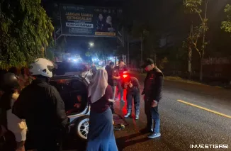 Foto Terima Aduan Dari Masyarakat Lewat 110, Polisi Bantu Pengemudi Alami Pecah Ban di Jepara