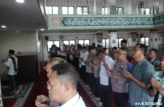 Foto Doa Bersama Polres Jakbar: Shalat Gaib Digelar untuk Korban Bencana di Tiga Provinsi