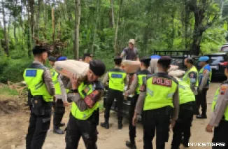 Foto Kapolres Brebes AKBP Lilik Ardiansyah Turun ke Lumpur, Pimpin Renovasi Jembatan Cibiuk