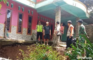 Foto Longsor Nyaris Menggerus Pondasi Rumah Warga Padureso