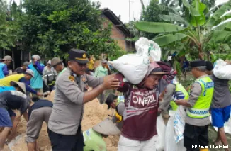 Foto Antisipasi Luapan Sungai Juwana, Kapolsek Sukolilo Pimpin Kerja Bakti di Gadudero