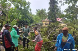 Foto Babinsa Desa Popo Gerak Cepat Bantu Warga Terdampak Bencana Alam Angin Kencang
