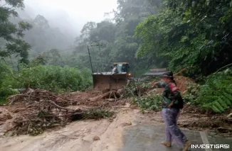 Foto Longsor Tutup Jalan Lintas SUMBAR -RIAU, Pendakian 17 Koto Alam Terisolir