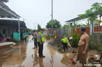 Foto Luapan Sungai Silugonggo Terjang Tayu, Polsek Tayu Turun Tangan Pimpin Bersih-Bersih Pascabanjir