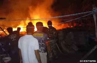 Foto Respons cepat Polsek Karas bersama Koramil dan warga padamkan kebakaran di Kampung Malakuli