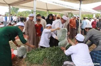 Foto Bupati Anwar Sadat Turut Menshalatkan dan Mengantarkan Jenazah KH. Hasan Basri, Ribuan Warga Hadir Memberi Penghormatan