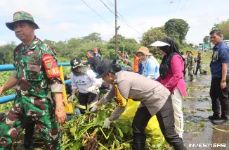 Foto Forkopimda Lampung Timur Turun Tangan Bersihkan Jembatan Way Curup, Antisipasi Banjir di Musim Hujan
