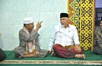 Foto Gubernur Sumbar Iktikaf dan Serahkan Bantuan di Masjid Bersejarah